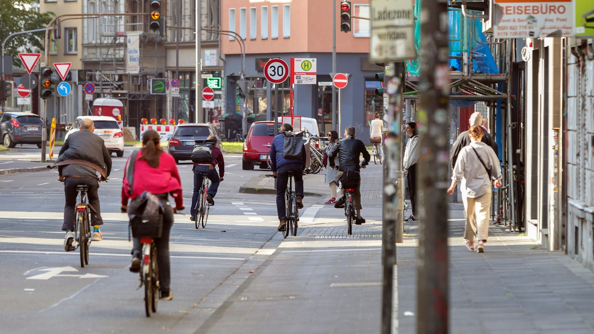Es sind Fußgänger und Fahrradfahrer auf der Krefelder Straße zu sehen.