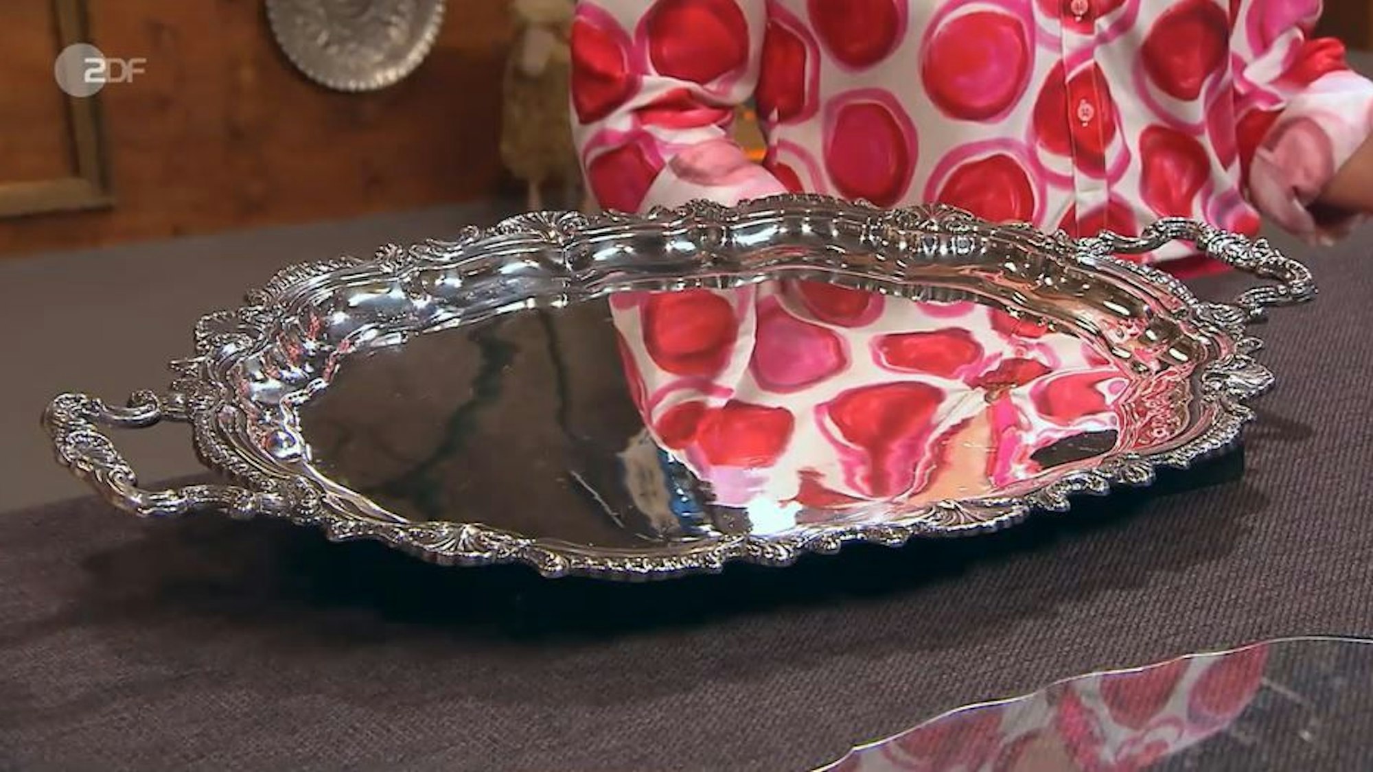 Das Silbertablett auf dem Expertentisch von „Bares für Rares“.