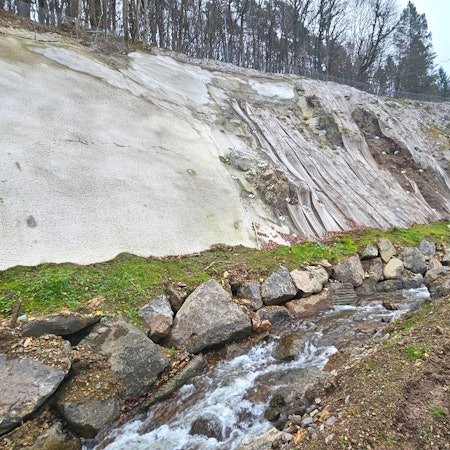Blick auf den Gillesbach bei Urft, wo ein Hang gesichert wurde.