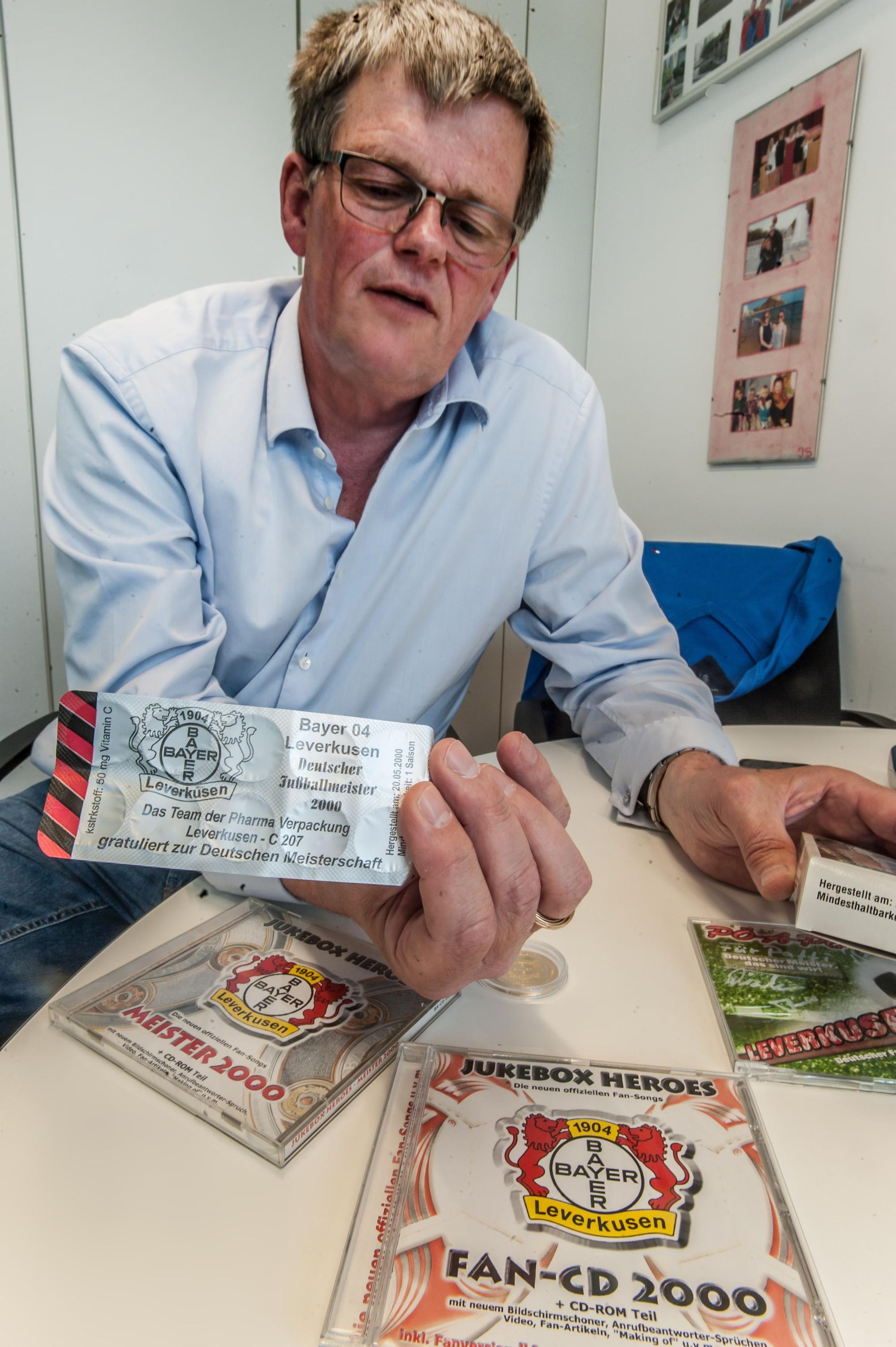 Meinolf Sprink, Devotionalien Bayer 04 Fußballmeister 2000 Foto: Ralf Krieger