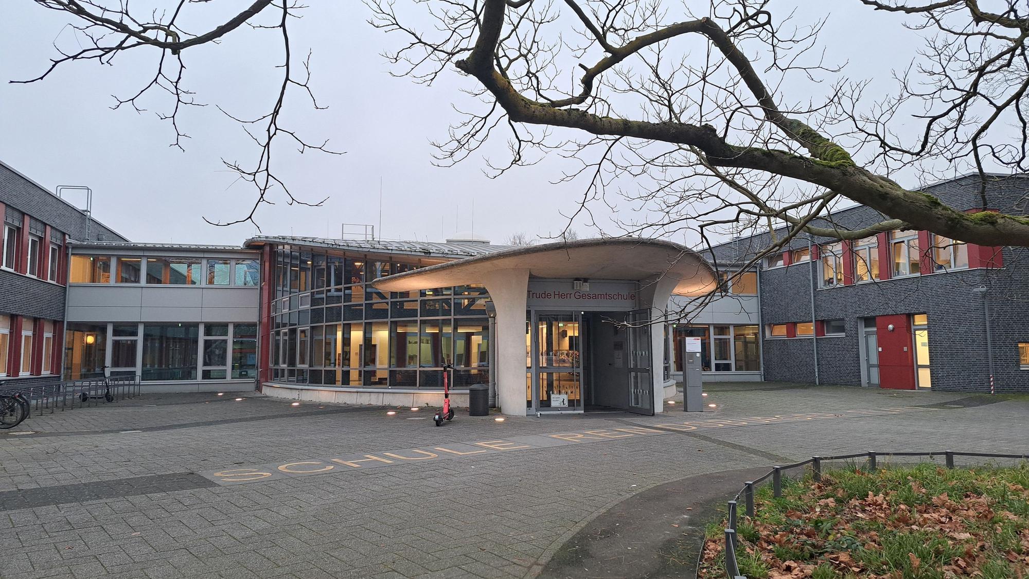 Blick von außen auf die Trude-Herr-Gesamtschule in Mülheim.