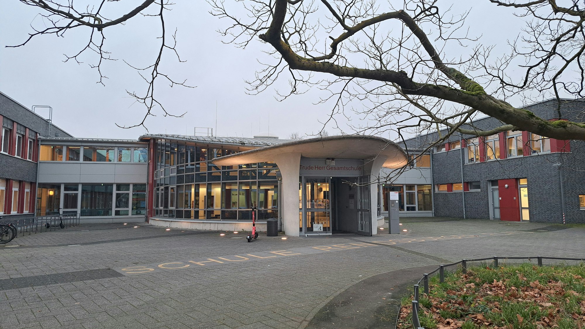 Blick von außen auf die Trude-Herr-Gesamtschule in Mülheim.