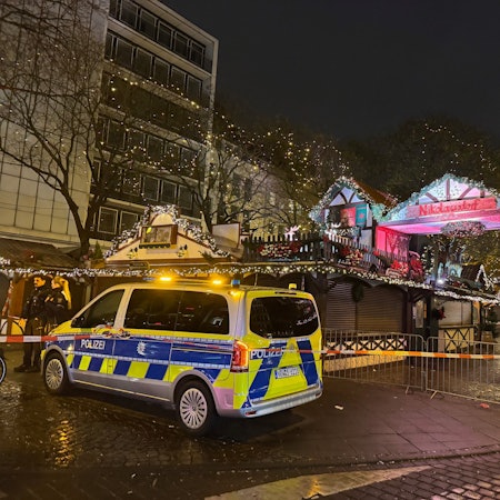 Das Nikolausdorf auf dem Rudolfplatz musste am Samstag evakuiert werden, weil ein verwaister Koffer auf dem Gelände gefunden wurde. Einen Tag wurde ebenfalls ein Koffer auf dem Heumarkt entdeckt – wieder musste das Areal geräumt werden.