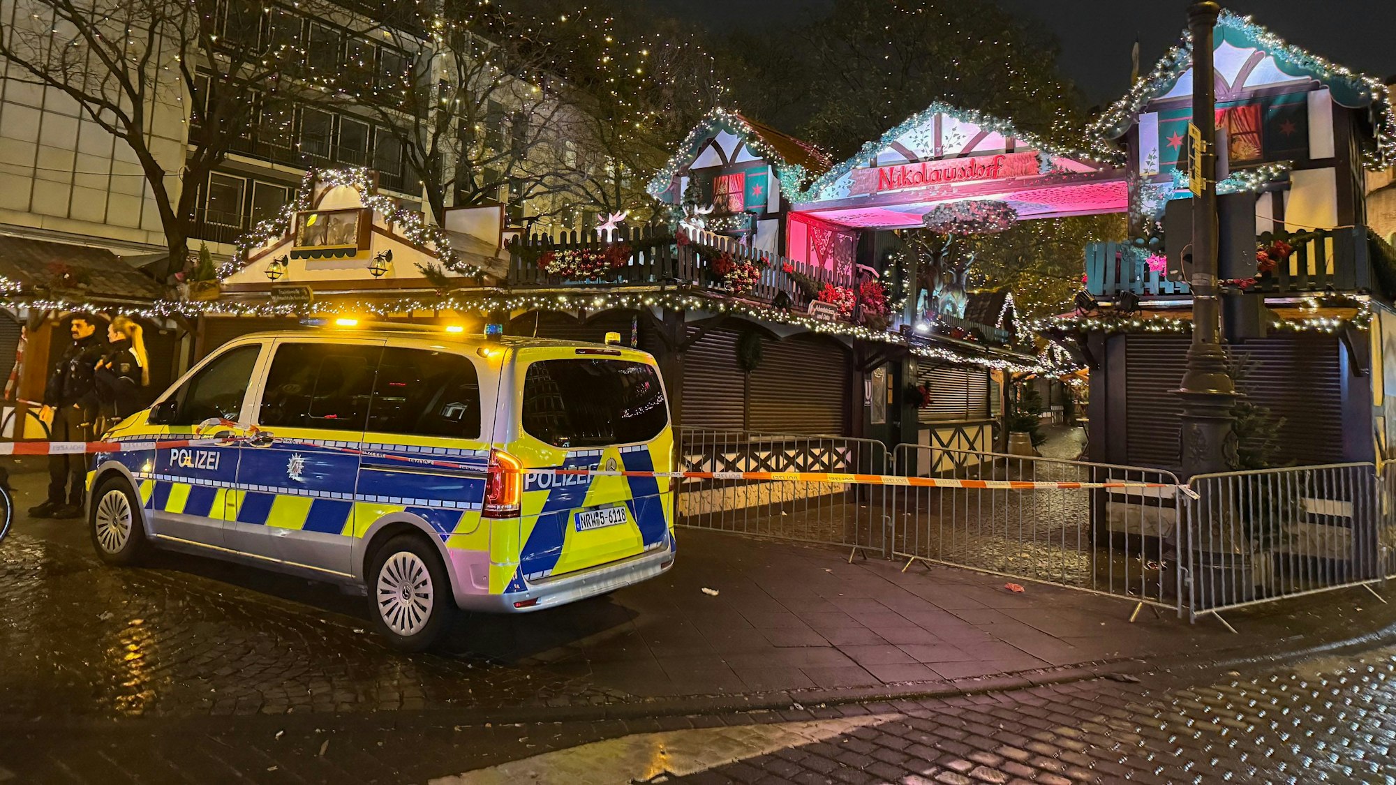 Das Nikolausdorf auf dem Rudolfplatz musste am Samstag evakuiert werden, weil ein verwaister Koffer auf dem Gelände gefunden wurde. Einen Tag wurde ebenfalls ein Koffer auf dem Heumarkt entdeckt – wieder musste das Areal geräumt werden.