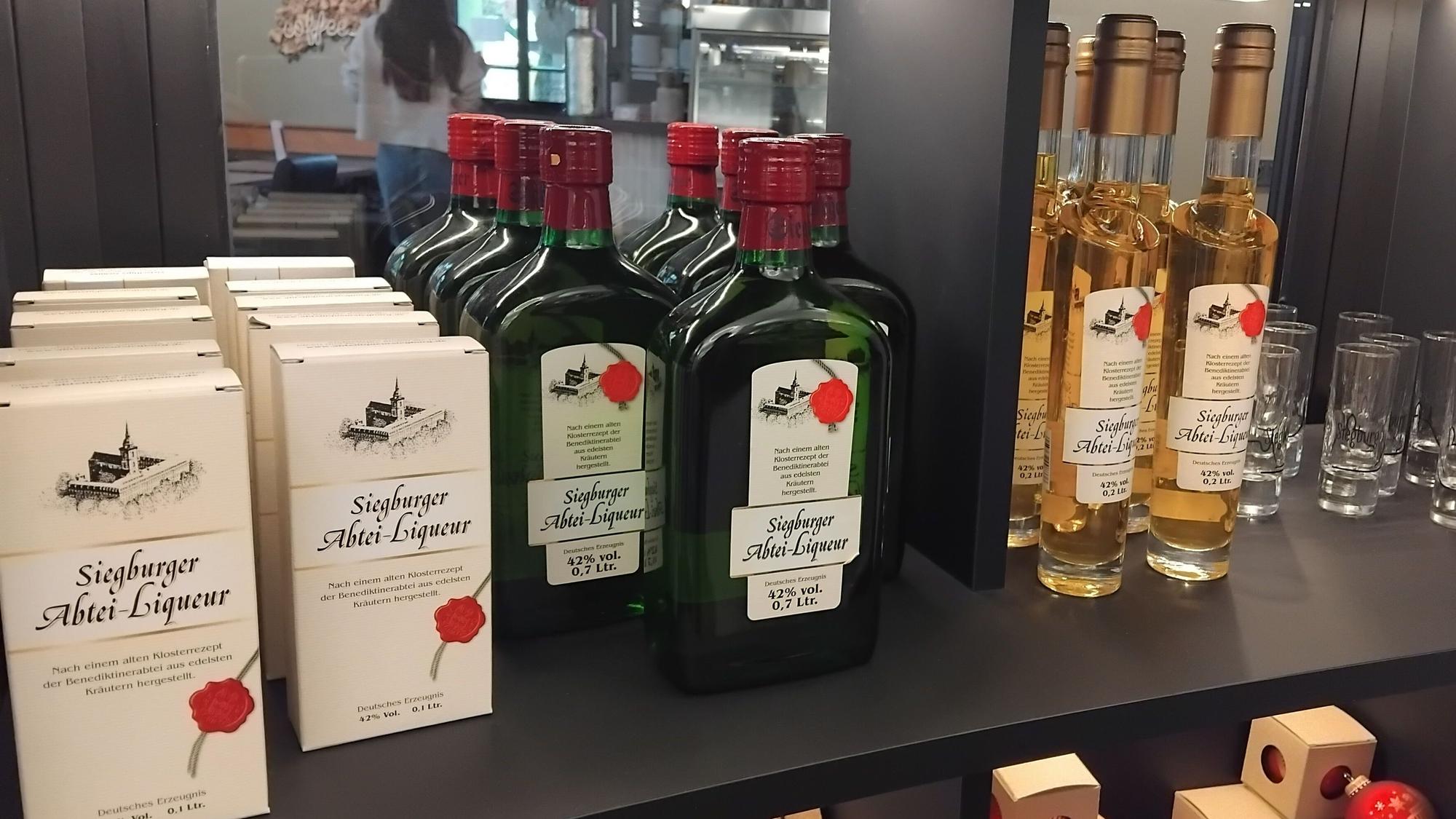 Der Siegburger „Abtei-Liqueur“ abgefüllt in verschiedenen Flaschengrößen.
