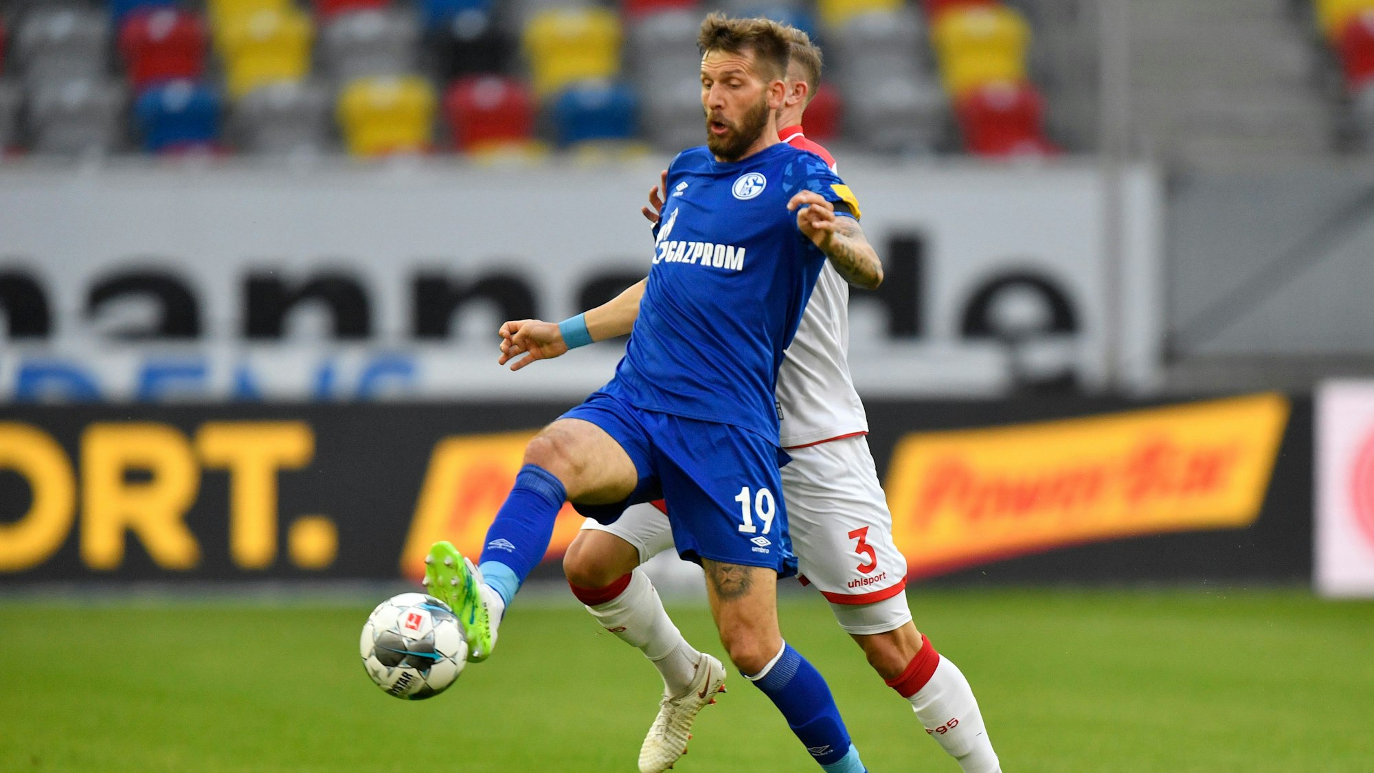 Fußballer Guido Burgstaller, einst für den FC Schalke 04 in der Bundesliga aktiuv, liegt schwer verletzt im Krankenhaus.