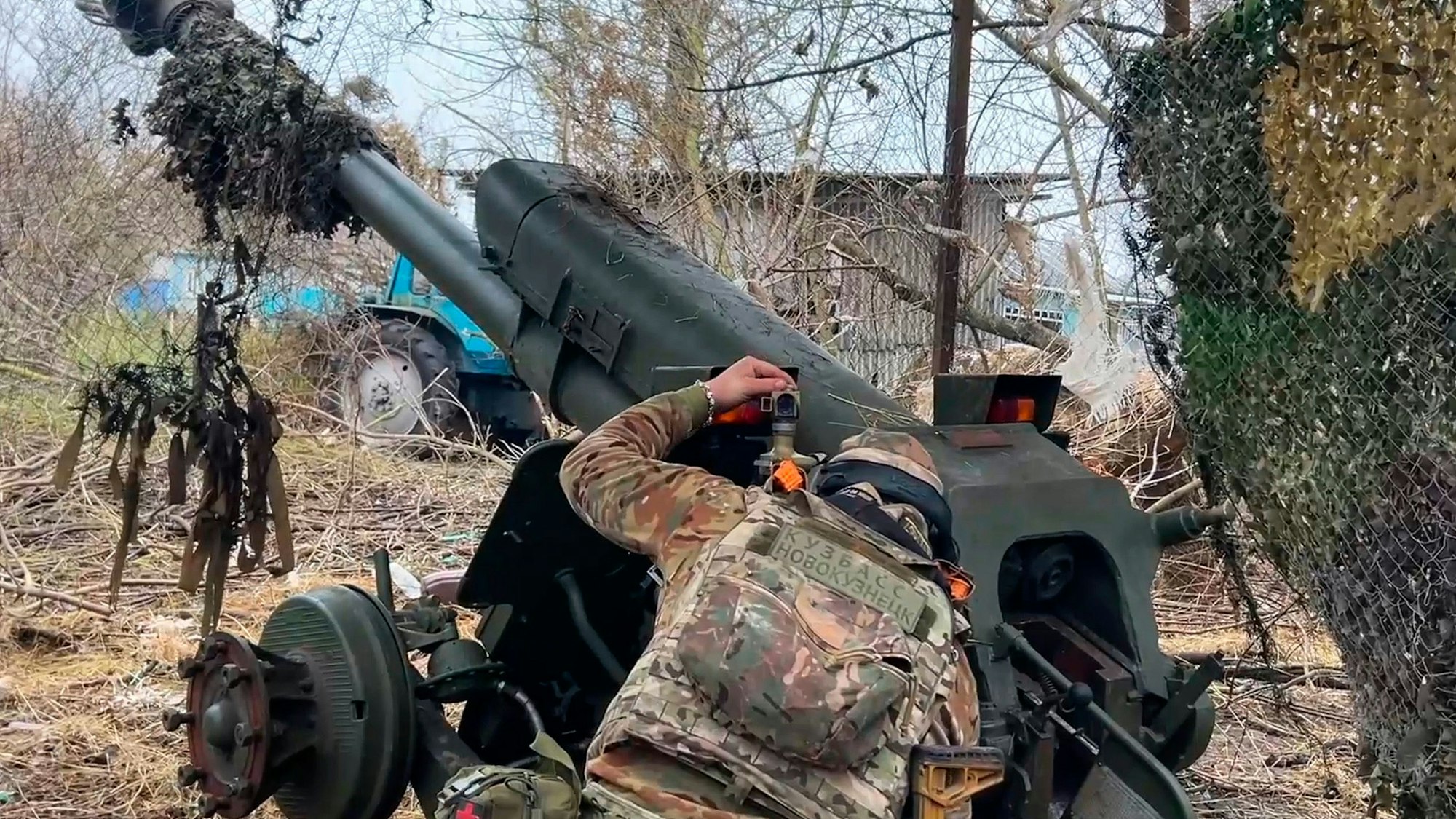 Ein russischer Soldat schießt mit einer D-30 Haubitze auf ukrainische Stellungen im Grenzgebiet der Region Kursk. (Symbolbild)