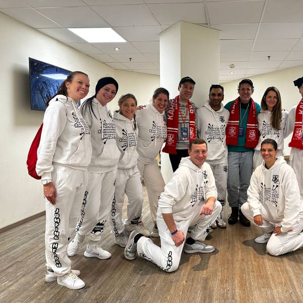 Zu sehen ist die Jumping Crew des Vereins „Kahramanlar - Brühler Helden“ mit Mitgliedern der Hamburger Hip-Hop-Formation Deichkind.