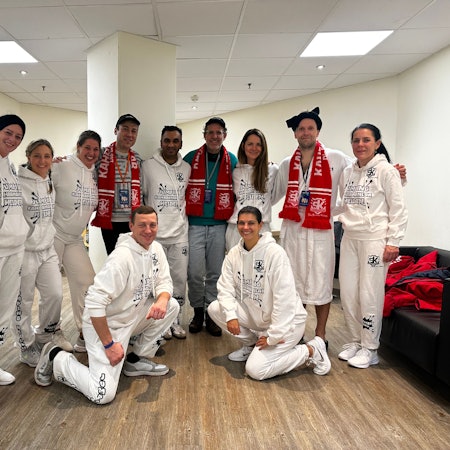 Zu sehen ist die Jumping Crew des Vereins „Kahramanlar - Brühler Helden“ mit Mitgliedern der Hamburger Hip-Hop-Formation Deichkind.