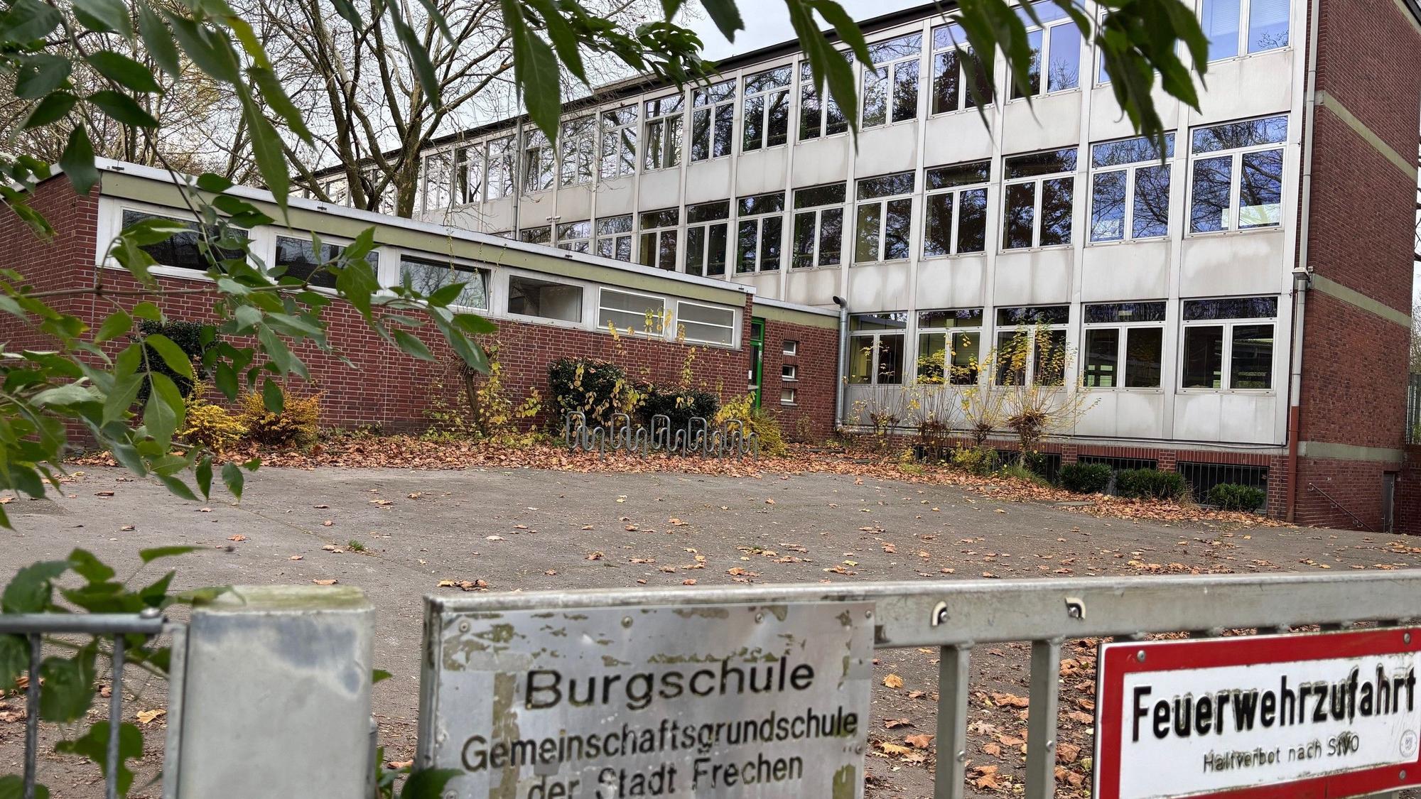 Auf dem Bild ist der Schulhof und ein Gebäudeteil der Burgschule zu sehen.