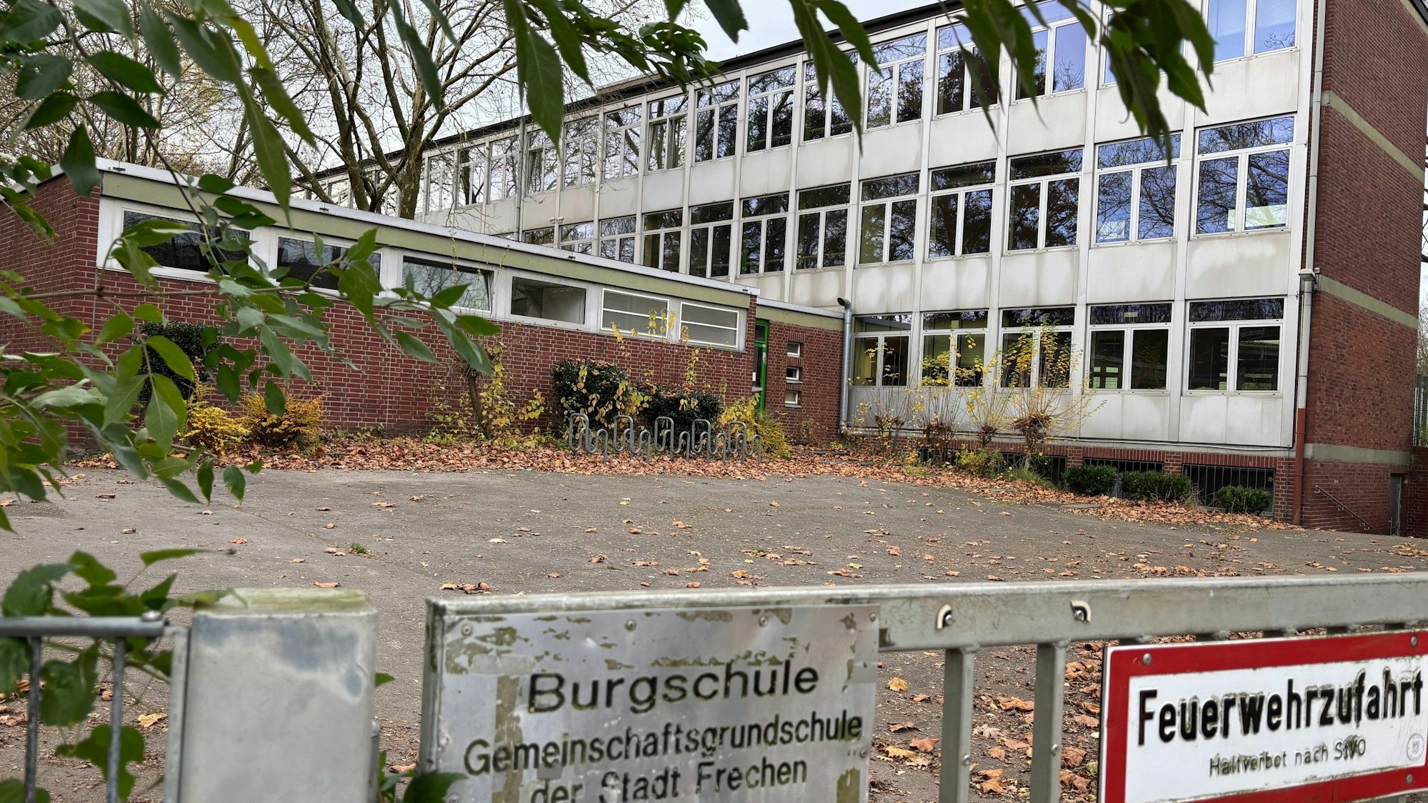 Auf dem Bild ist der Schulhof und ein Gebäudeteil der Burgschule zu sehen.