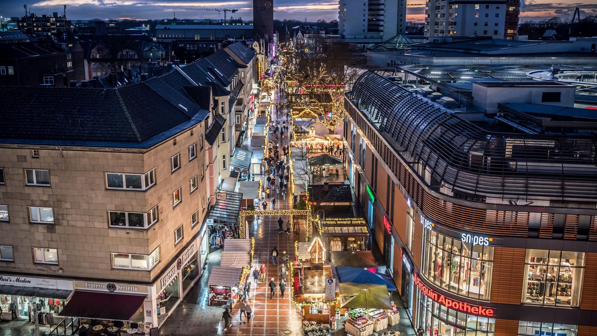 Die Wiesdorfer Innenstadt während des Christkindchen-Marktes.