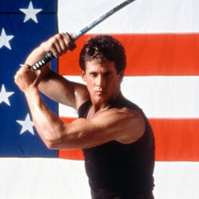 Michael Dudikoff in seiner Paraderolle als Joe alias „American Fighter“. Im Original hieß der Film, der mehrere Fortsetzungen nach sich zog, „American Ninja“.
