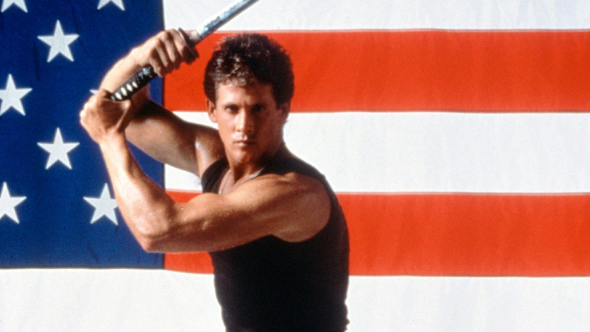 Michael Dudikoff in seiner Paraderolle als Joe alias „American Fighter“. Im Original hieß der Film, der mehrere Fortsetzungen nach sich zog, „American Ninja“.