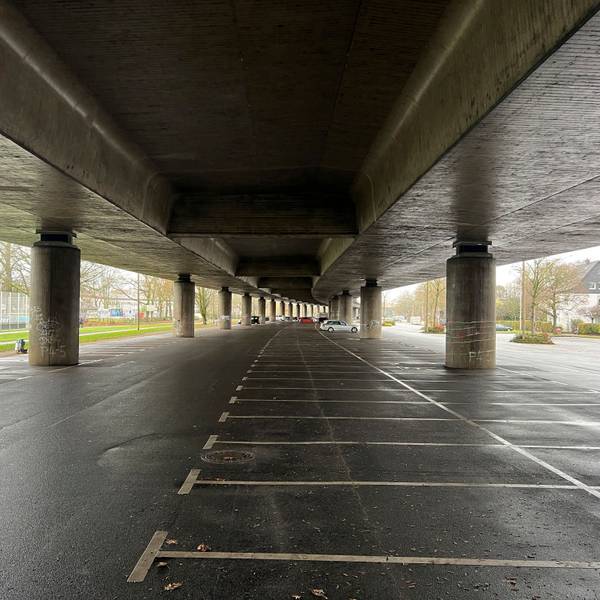 Die Vip-Parkplätze unter der Stelze braucht bayer 04 nur an maximal 30 Tagen im Jahr. Meistens braucht sie niemand. Foto: Ralf Krieger
