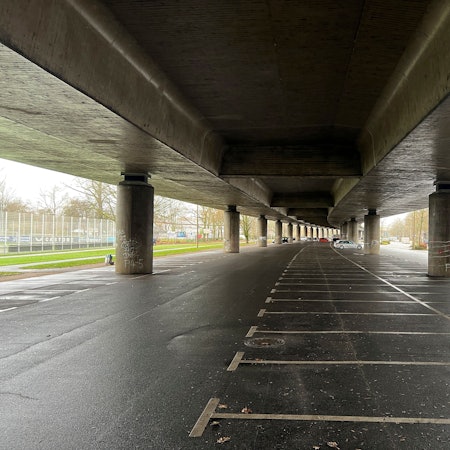 Die Vip-Parkplätze unter der Stelze braucht bayer 04 nur an maximal 30 Tagen im Jahr. Meistens braucht sie niemand.  Foto: Ralf Krieger