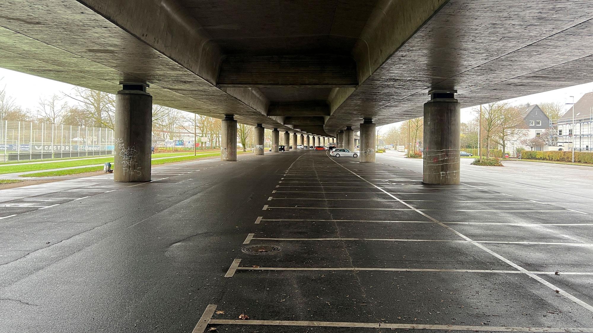 Die VIP-Parkplätze unter der Stelze