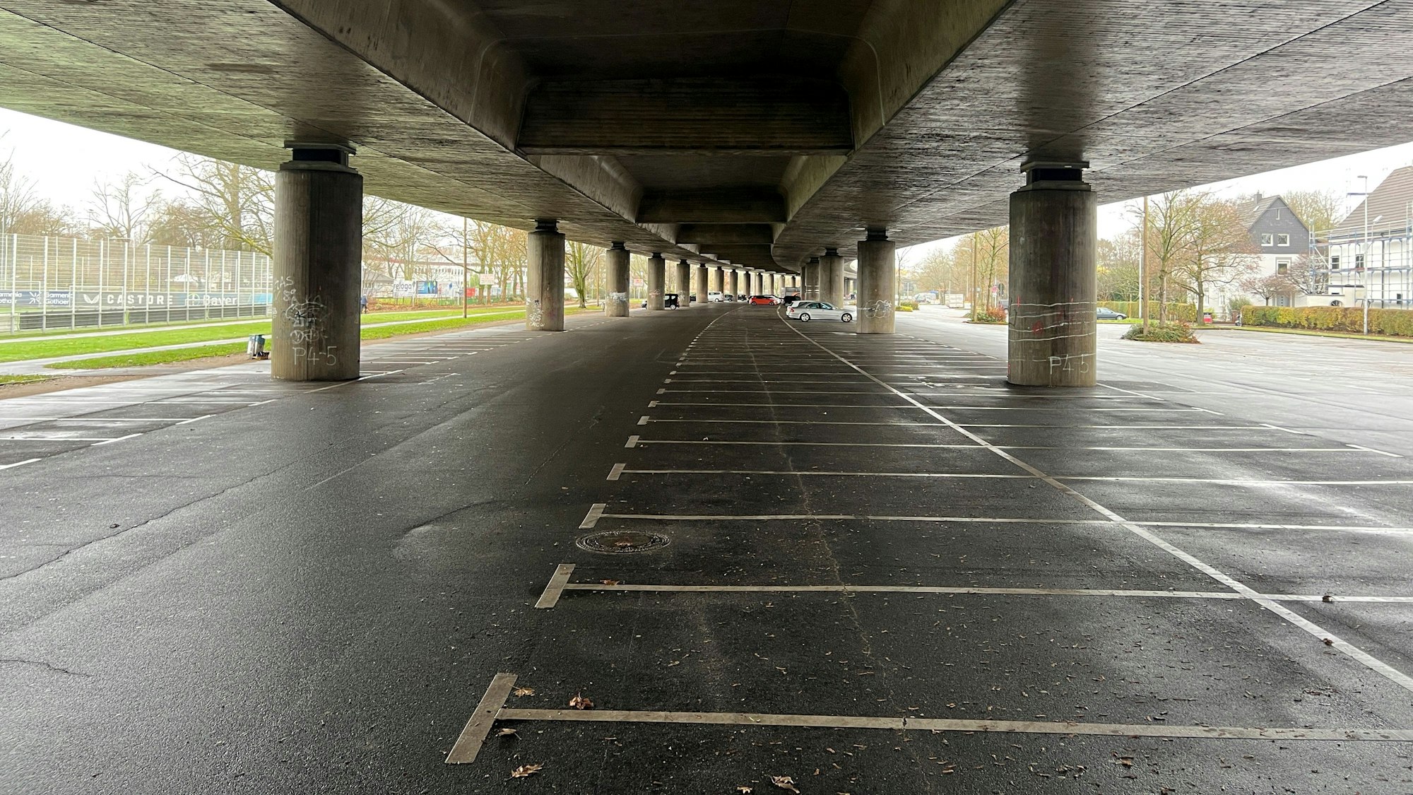 Die Vip-Parkplätze unter der Stelze braucht bayer 04 nur an maximal 30 Tagen im Jahr. Meistens braucht sie niemand. Foto: Ralf Krieger