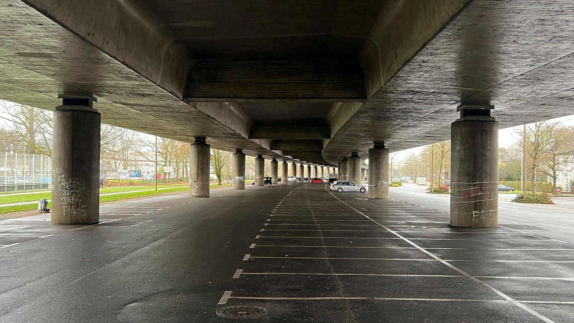 Die Vip-Parkplätze unter der Stelze braucht bayer 04 nur an maximal 30 Tagen im Jahr. Meistens braucht sie niemand. Foto: Ralf Krieger