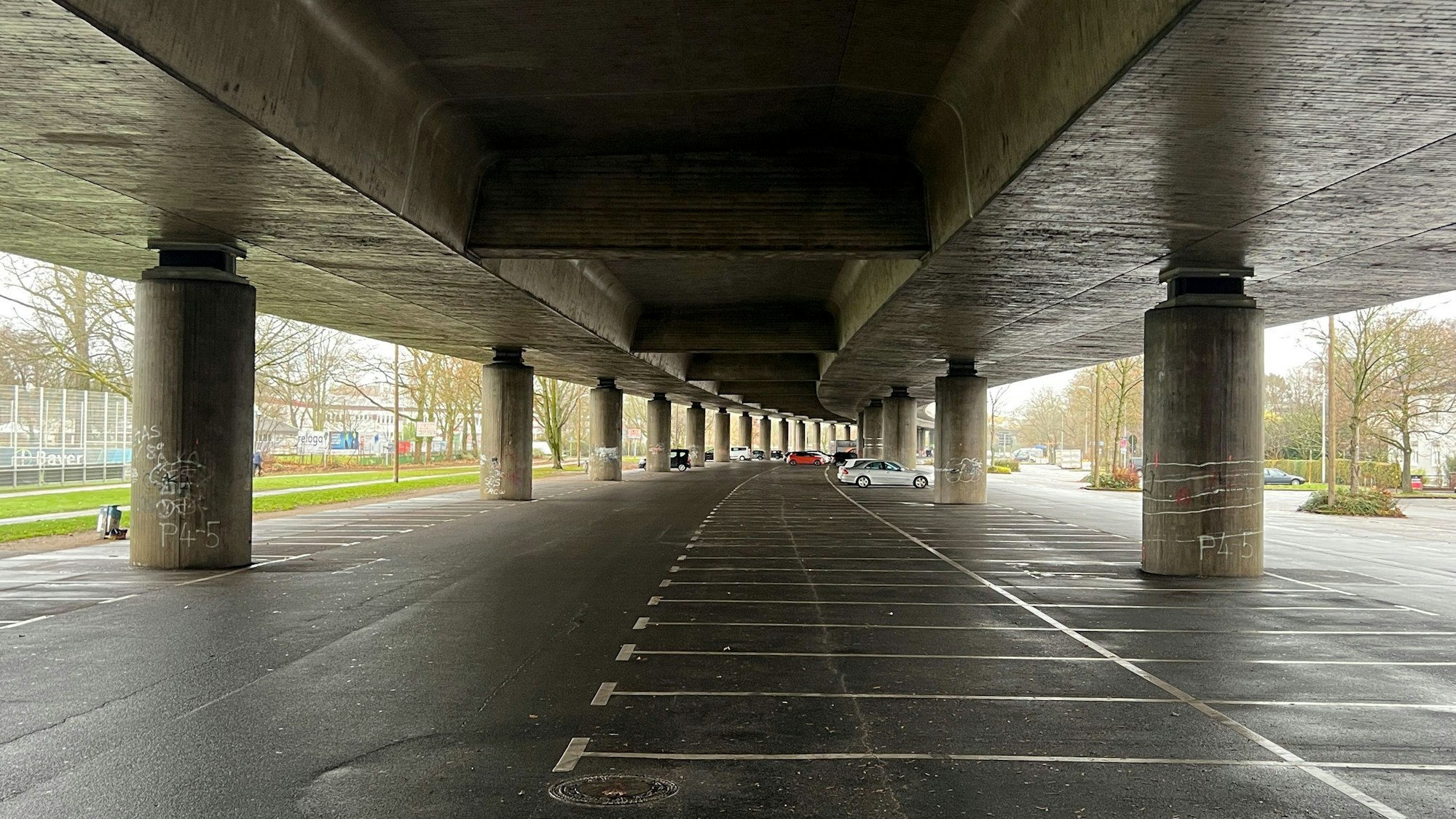 Die Vip-Parkplätze unter der Stelze braucht bayer 04 nur an maximal 30 Tagen im Jahr. Meistens braucht sie niemand. Foto: Ralf Krieger