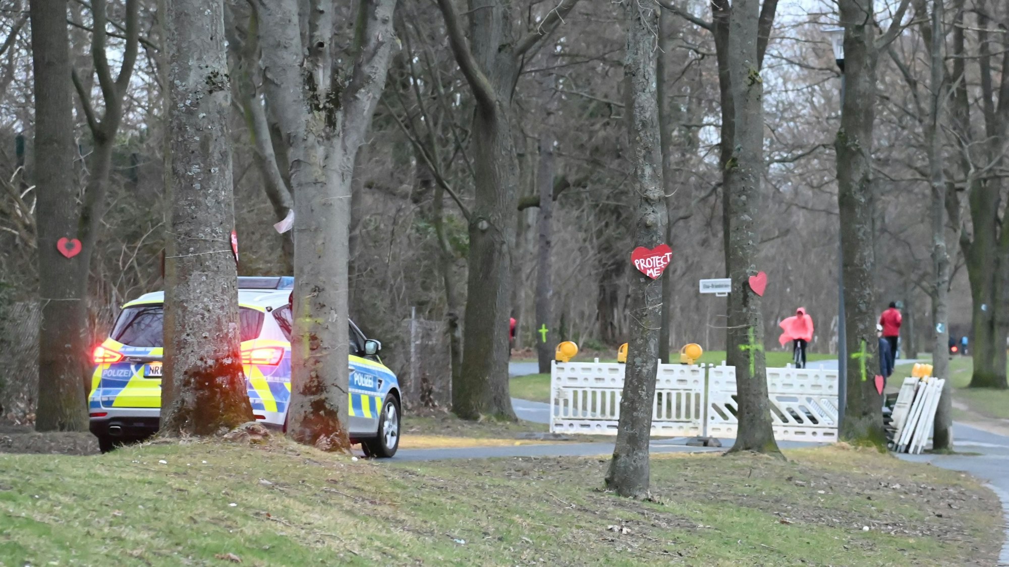 Ein Polizeiauto in der rechtsrheinischen Rheinaue in Bonn-Beuel (Archivfoto).