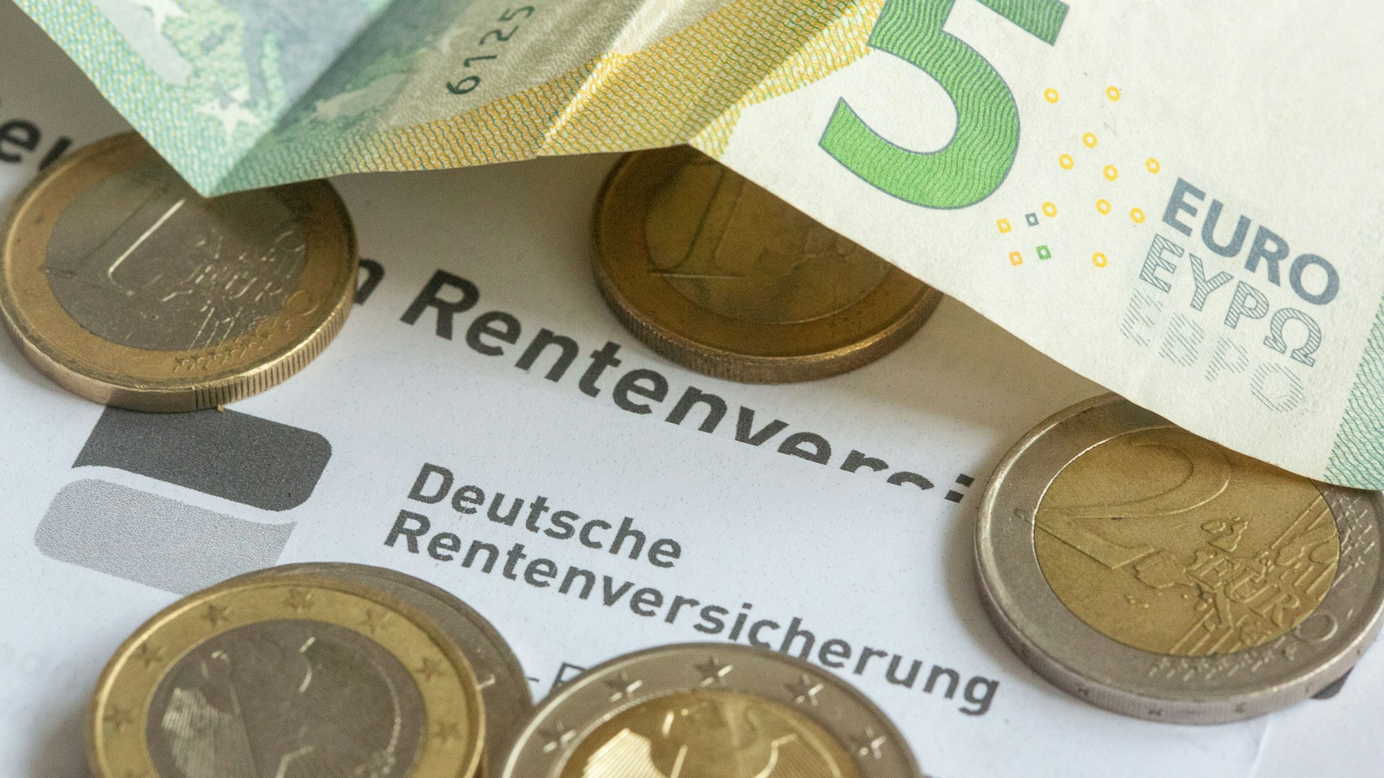 Rentnerinnen und Rentner sollen zum 1. Juli höhere Renten bekommen. Nicht die einzige Änderung 2025. (Symbolbild)