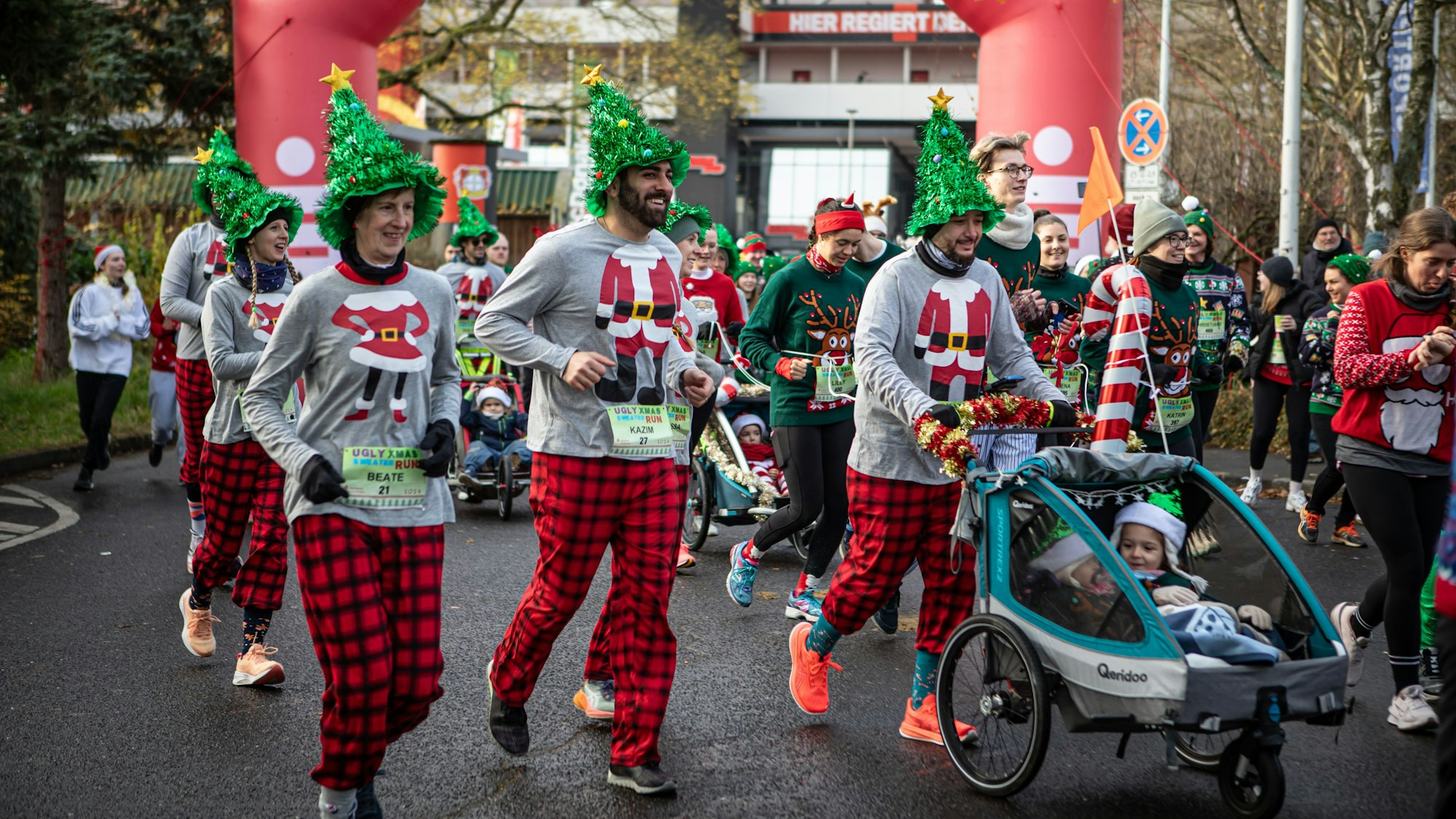 Rund 500 Läufer und Läuferinnen laufen in verrückten Weihnachtspullis eine 5km lange Strecke
