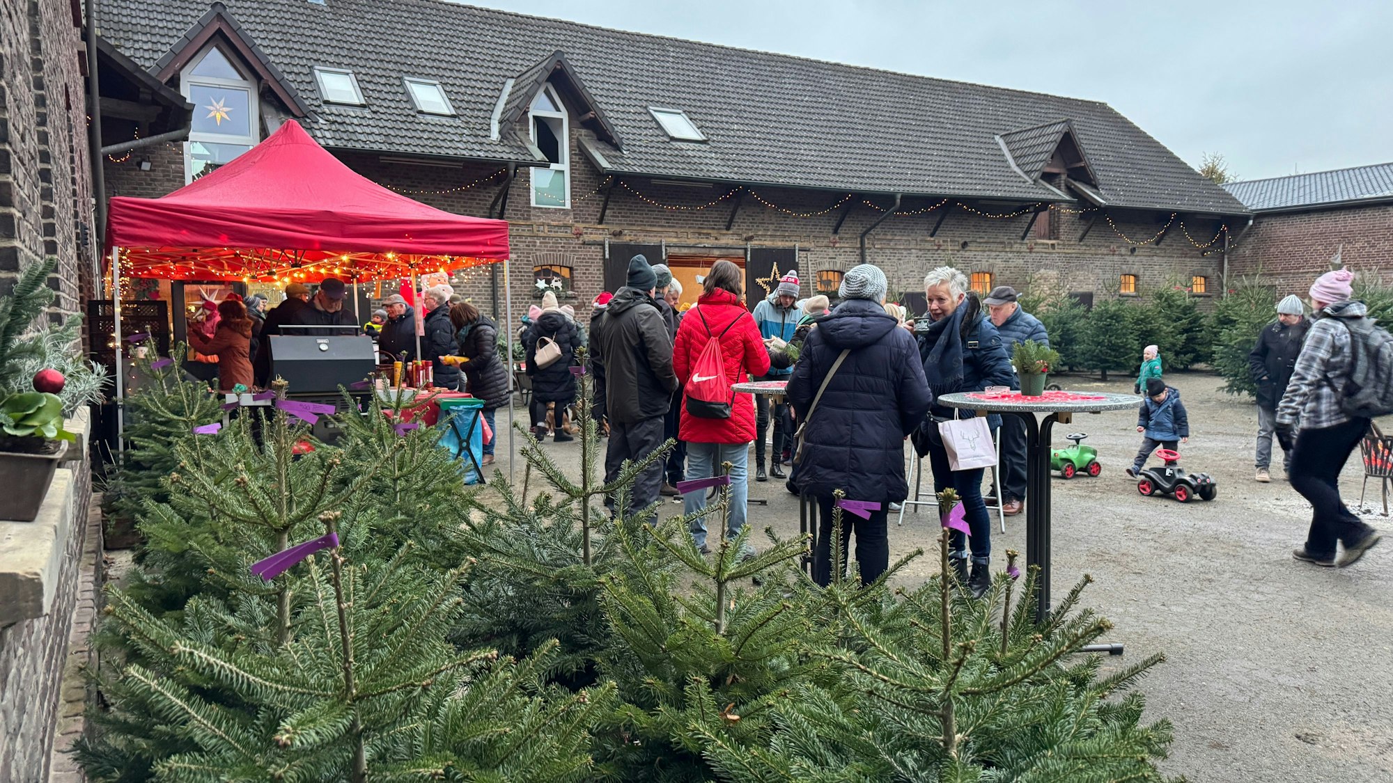 Der Weihnachtsmarkt auf dem Leimbacher Hof verzauberte mit seiner familiären Atmosphäre, regionalem Kunsthandwerk und besinnlicher Musik
