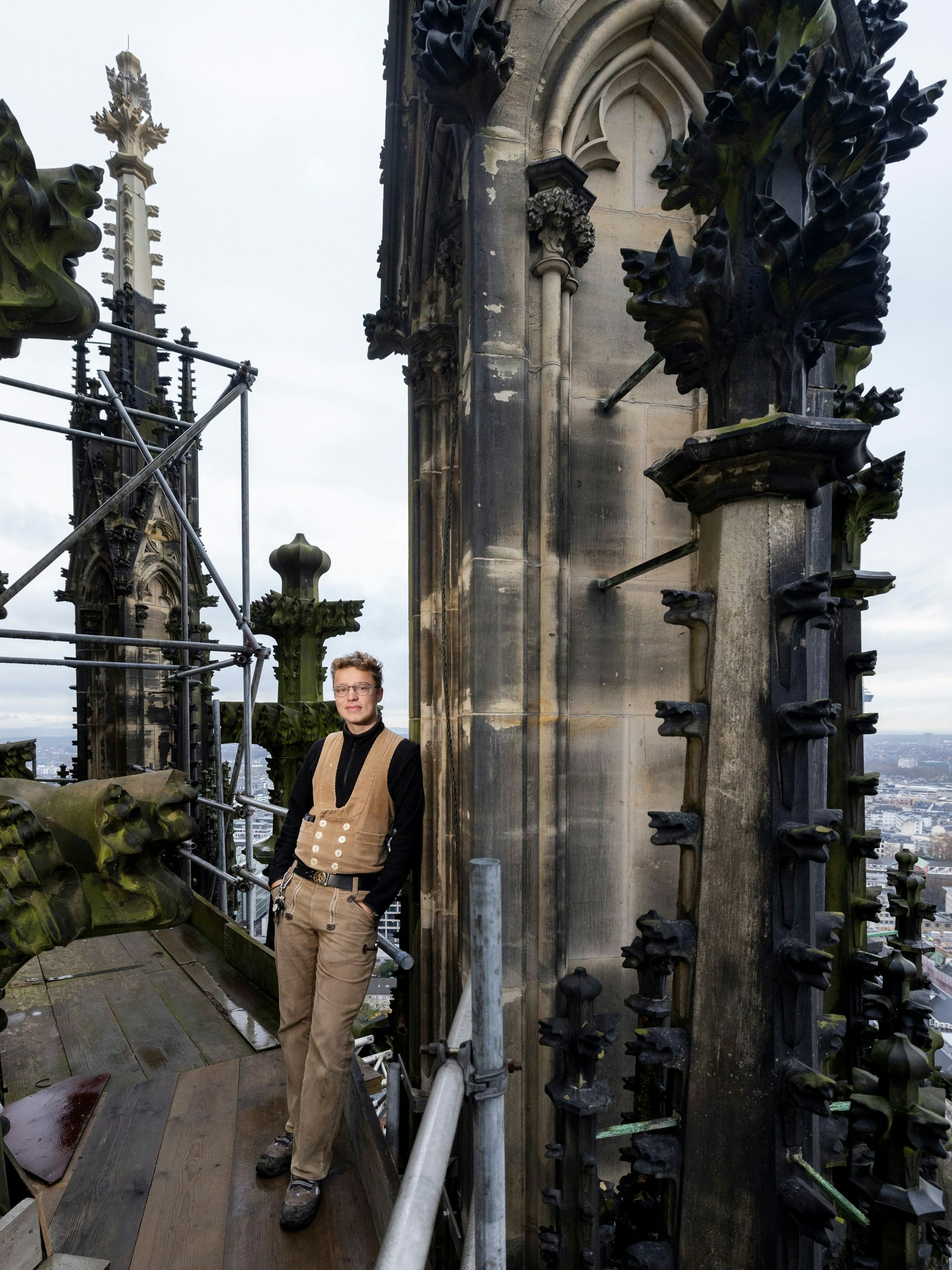 Steinmetzgeselle Ludger Weichhaus in der traditionellen Zunftkleidung