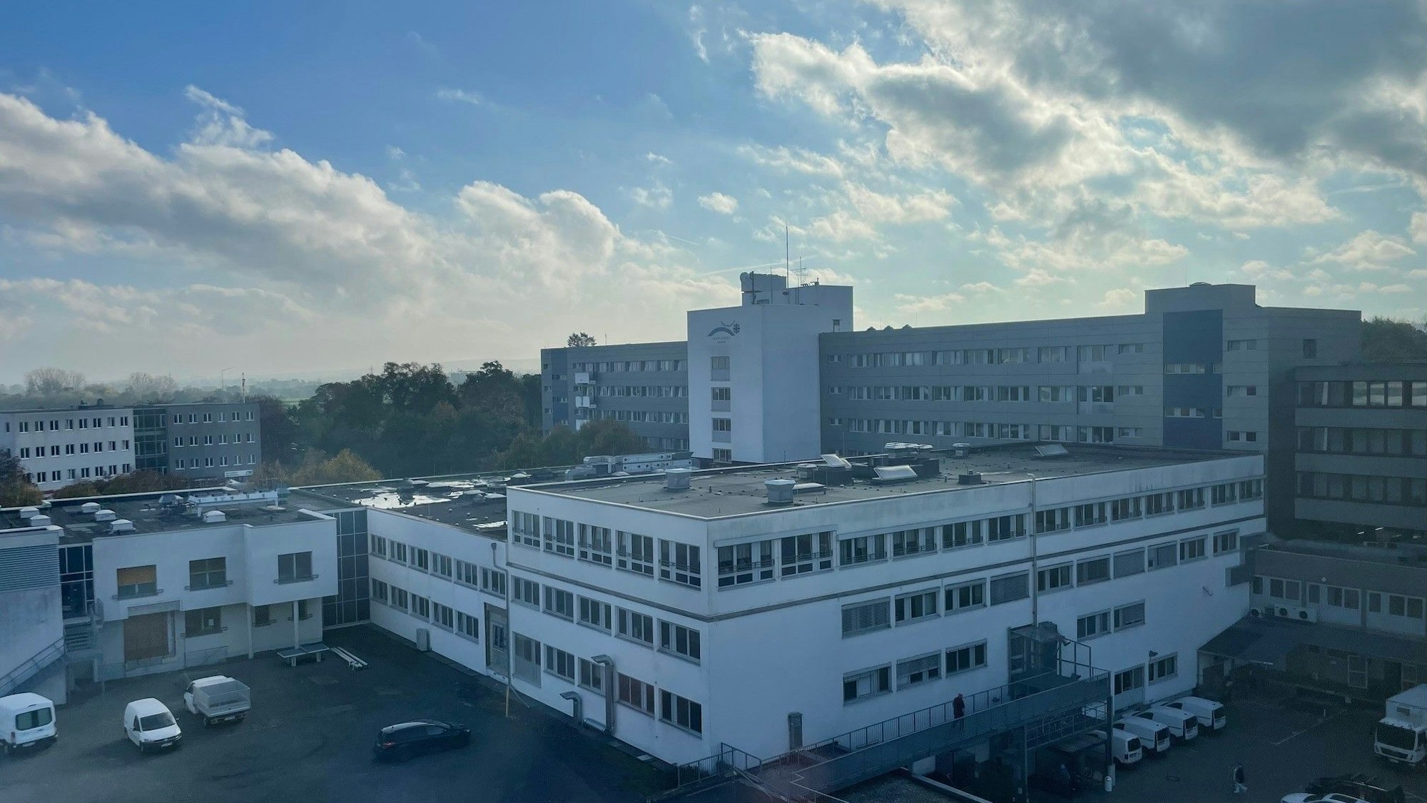 Das Bild zeigt das Krankenhaus.