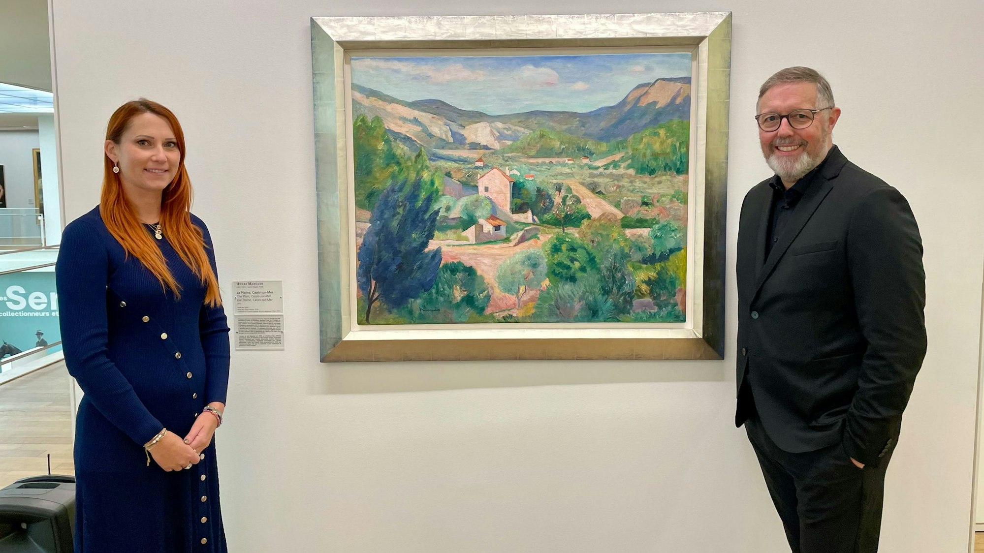 Delphine Pagano, Leiterin der Pharmadivision von Bayer Frankreich und Thomas Helfrich, Leiter von Bayer Kultur, bei der Übergabe des Bildes im André-Malraux-Museum in Le Havre, Frankreich.