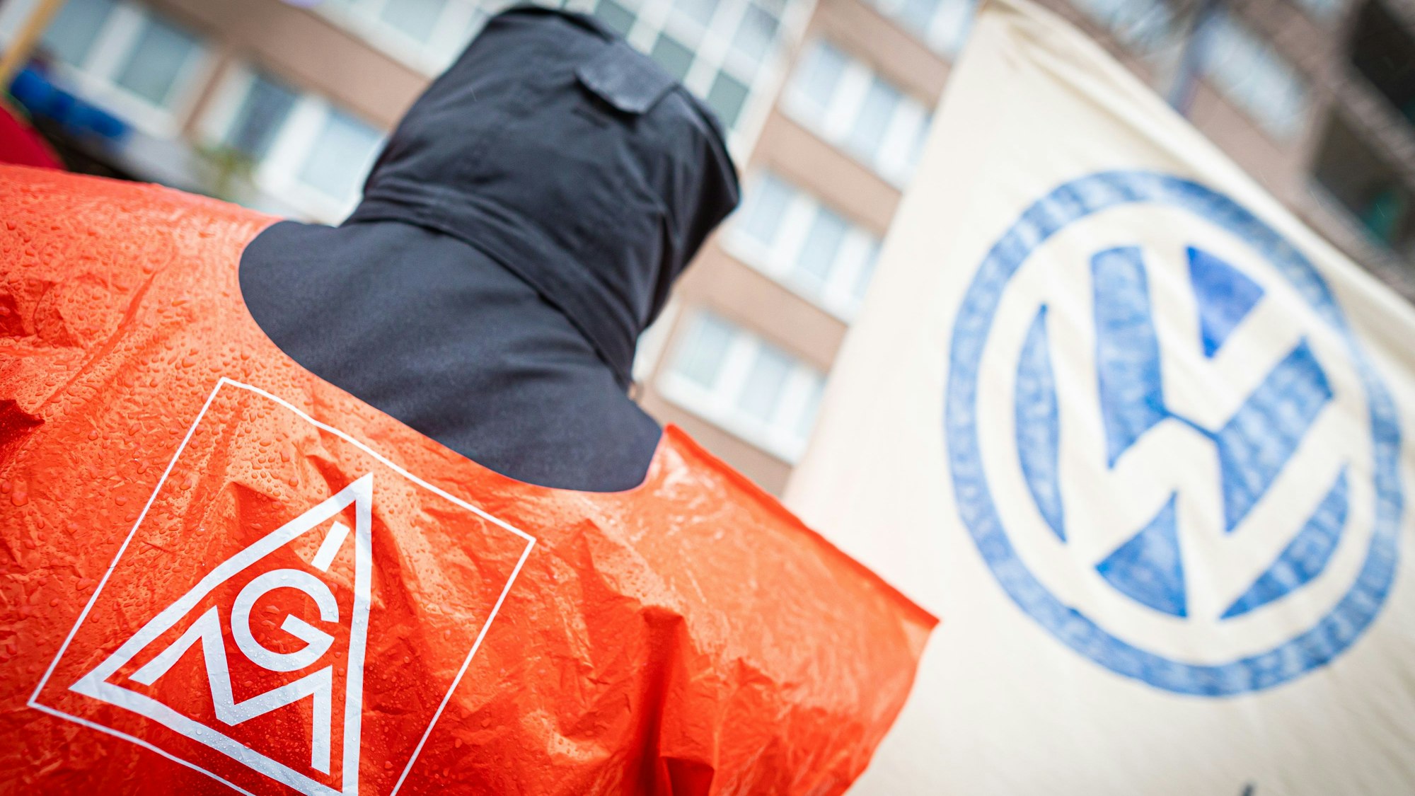 Ein VW-Beschäftigter nimmt an einer Kundgebung der IG Metall vor dem Hotel, welches für die fünfte Tarifrunde dient, teil.