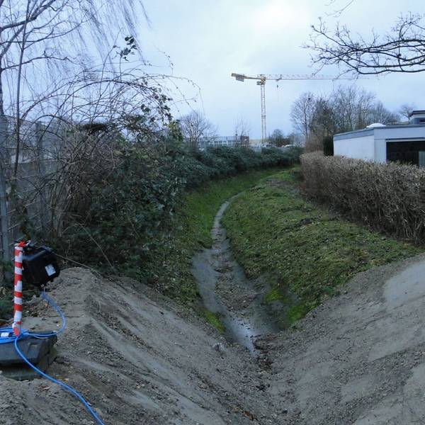 Direkt neben dem alten Entwässerungsgraben finden die Arbeiten für den Stauraumkanal statt – seinem Verlauf soll nach dem Wunsch der Bezirksvertreter der neue Radweg folgen.
