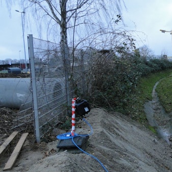 Direkt neben dem alten Entwässerungsgraben finden die Arbeiten für den Stauraumkanal statt – seinem Verlauf soll nach dem Wunsch der Bezirksvertreter der neue Radweg folgen.
