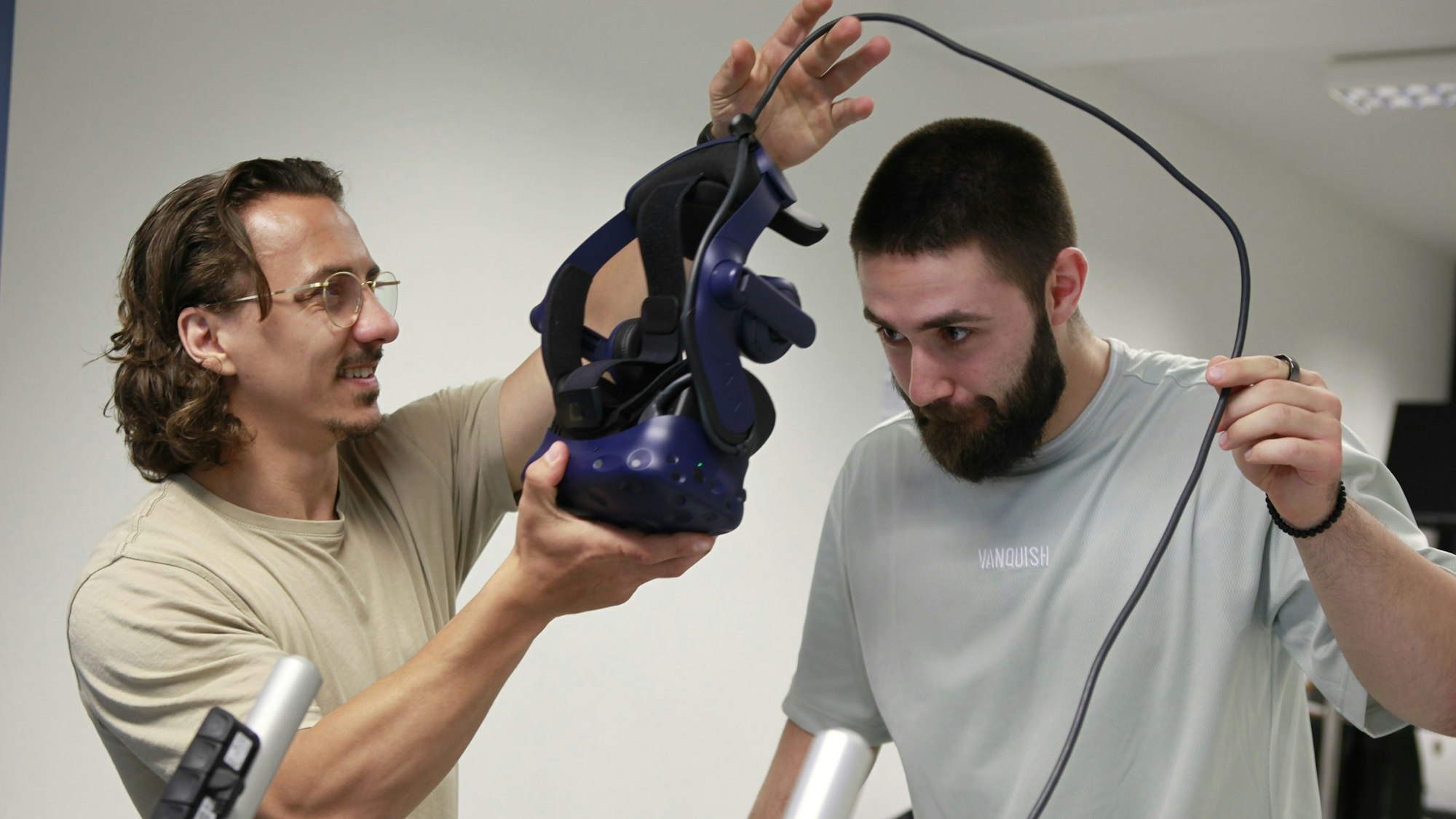 Max Mansuroğlu links im Bild ist wissenschaftlicher Mitarbeiter an der Sporthochschule Köln und leitet die Probanden für die Studie an