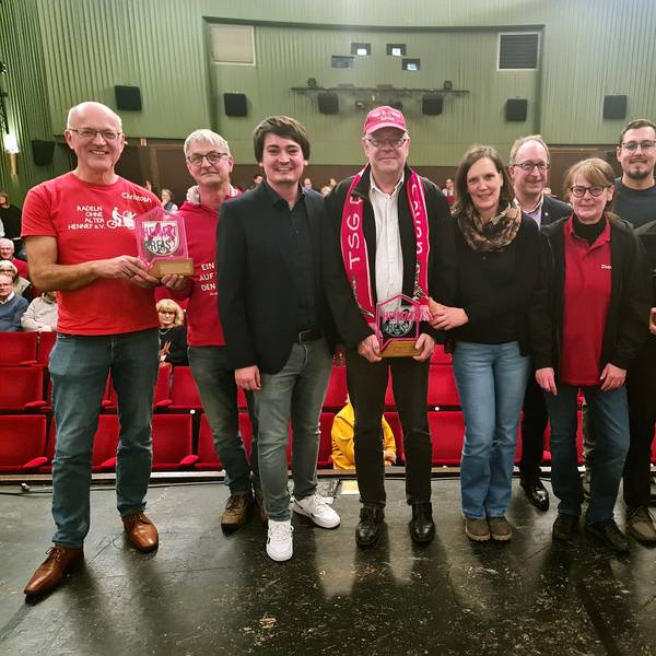 Bürgermeister Mario Dahm (3.v.l.) verlieh erstmals den Heimatpreis der Stadt Hennef.