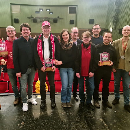 Bürgermeister Mario Dahm (3.v.l.) verlieh erstmals den Heimatpreis der Stadt Hennef.