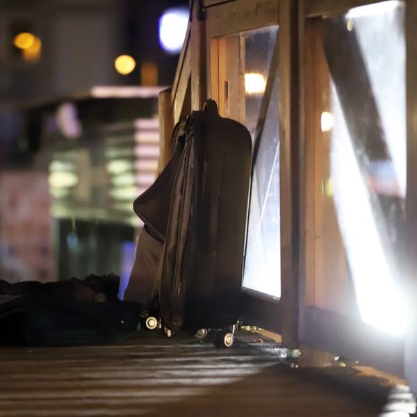 Dieser verwaiste Koffer führte dazu, dass der Weihnachtsmarkt am Heumarkt am Sonntag geräumt werden musste. Einen Tag zuvor war das auch am Rudolfplatz der Fall.