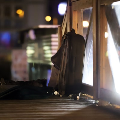 Dieser verwaiste Koffer führte dazu, dass der Weihnachtsmarkt am Heumarkt am Sonntag geräumt werden musste. Einen Tag zuvor war das auch am Rudolfplatz der Fall.