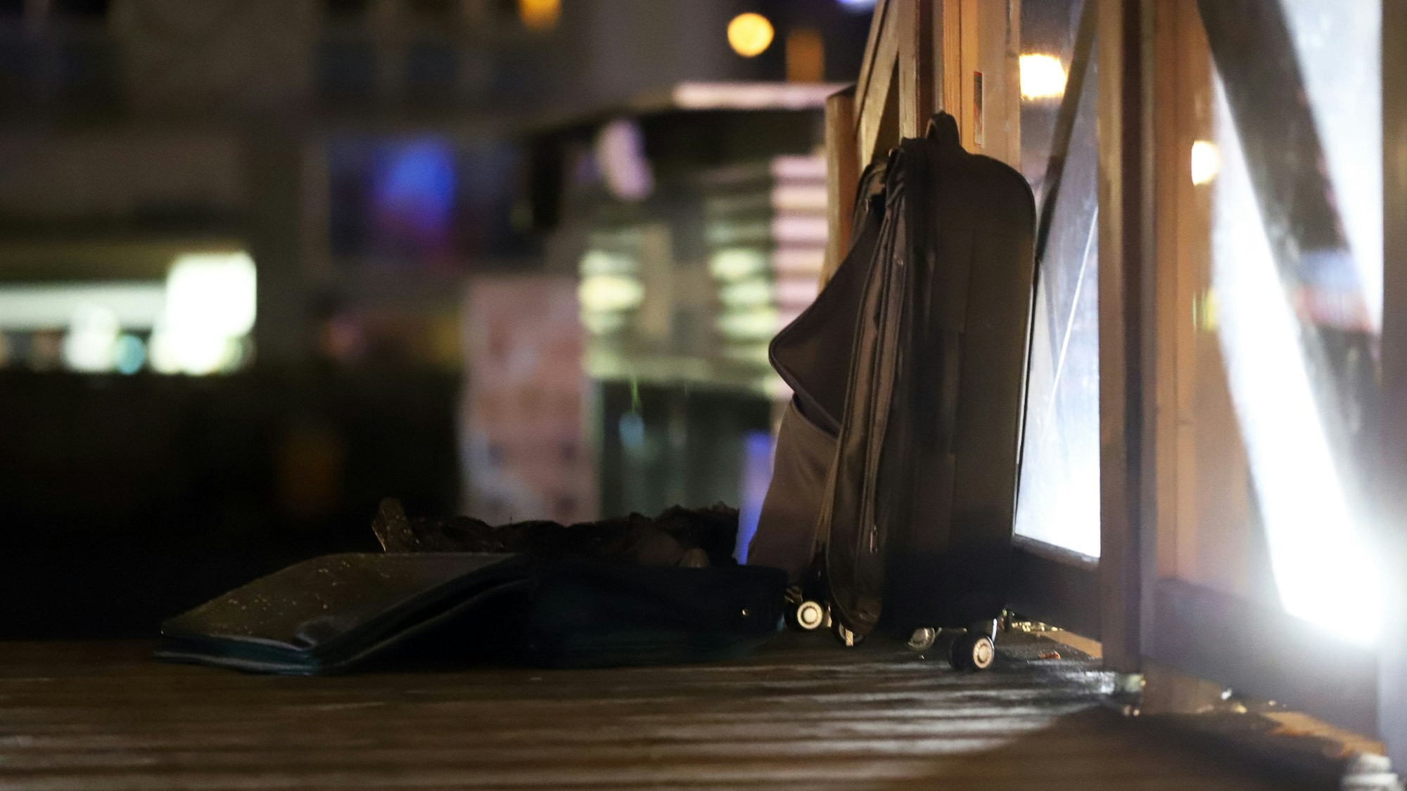 Dieser verwaiste Koffer führte dazu, dass der Weihnachtsmarkt am Heumarkt am Sonntag geräumt werden musste. Einen Tag zuvor war das auch am Rudolfplatz der Fall.