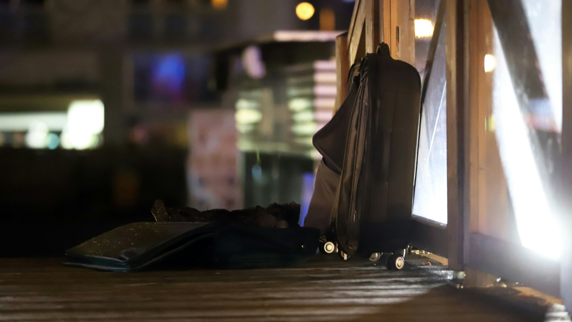 Der vom Kampfmittelräumdienst geöffnete Koffer auf dem Heumarkt.