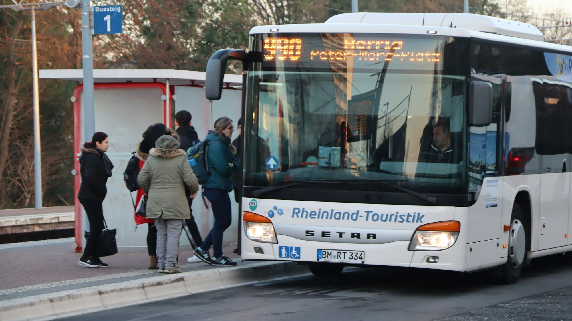 Auf dem Foto ist ein Linienbus zu sehen, in den Fahrgäste einsteigen.
