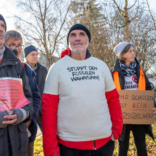 Karl Braig, Aktivist der Letzten Generation, steht vor Beginn seines Haftantritts vor der Justizvollzugsanstalt Kempten zwischen Teilnehmern einer Mahnwache für ihn.