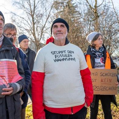 Karl Braig, Aktivist der Letzten Generation, steht vor Beginn seines Haftantritts vor der Justizvollzugsanstalt Kempten zwischen Teilnehmern einer Mahnwache für ihn.