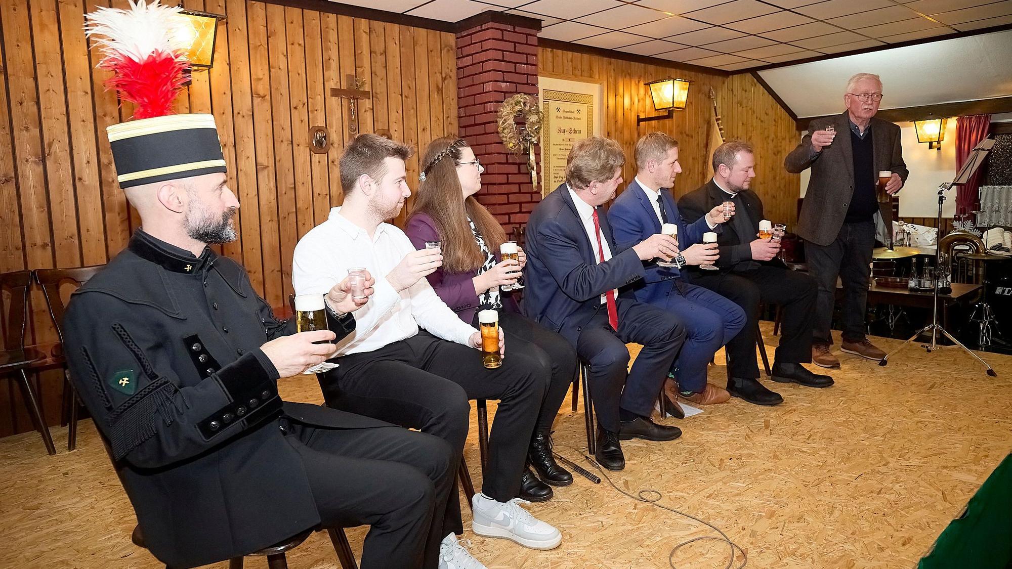 Ein Schnaps und ein Bier, das ist die Ausschüttung für die Anteilsscheine des Besucherbergwerks, die Kuxscheine. Von links: Sascha Dederichs in Bergmannskluft, Nico Deatcu, Christina Dederichs, Karl-Heinz Daniels, Markus Ramers, Thomas Schlütter, Ralf Sawatzki