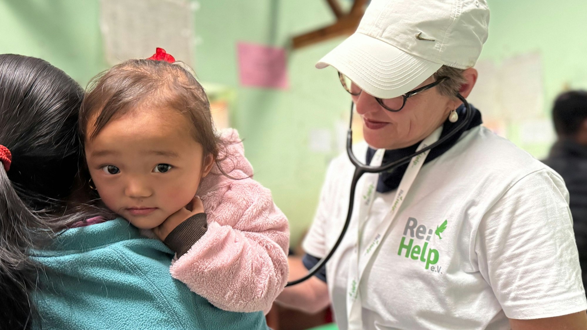 Eine Ärztin untersucht im Rahmen eines Gesundheitscamps ein Mädchen.