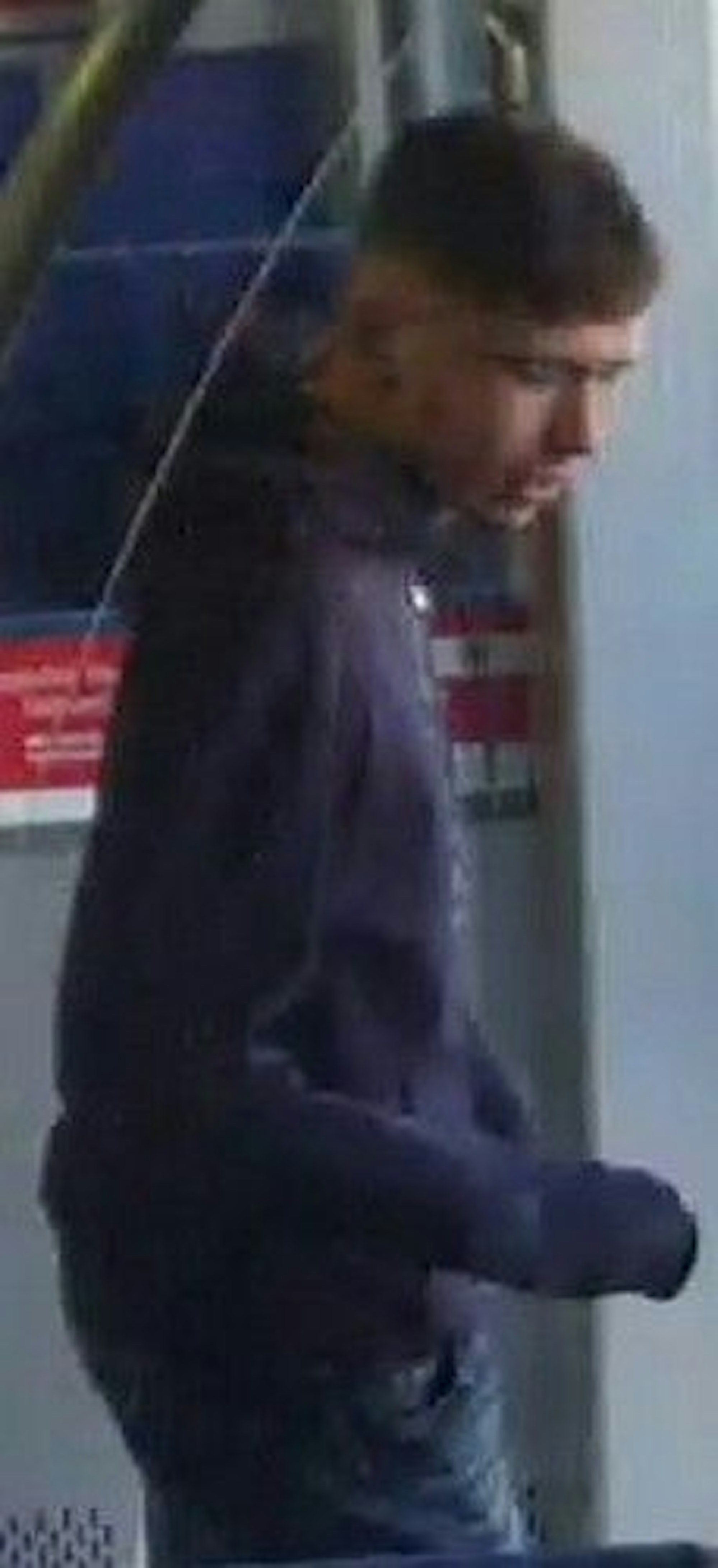 Das Foto zeigt den ersten Tatverdächtigen.