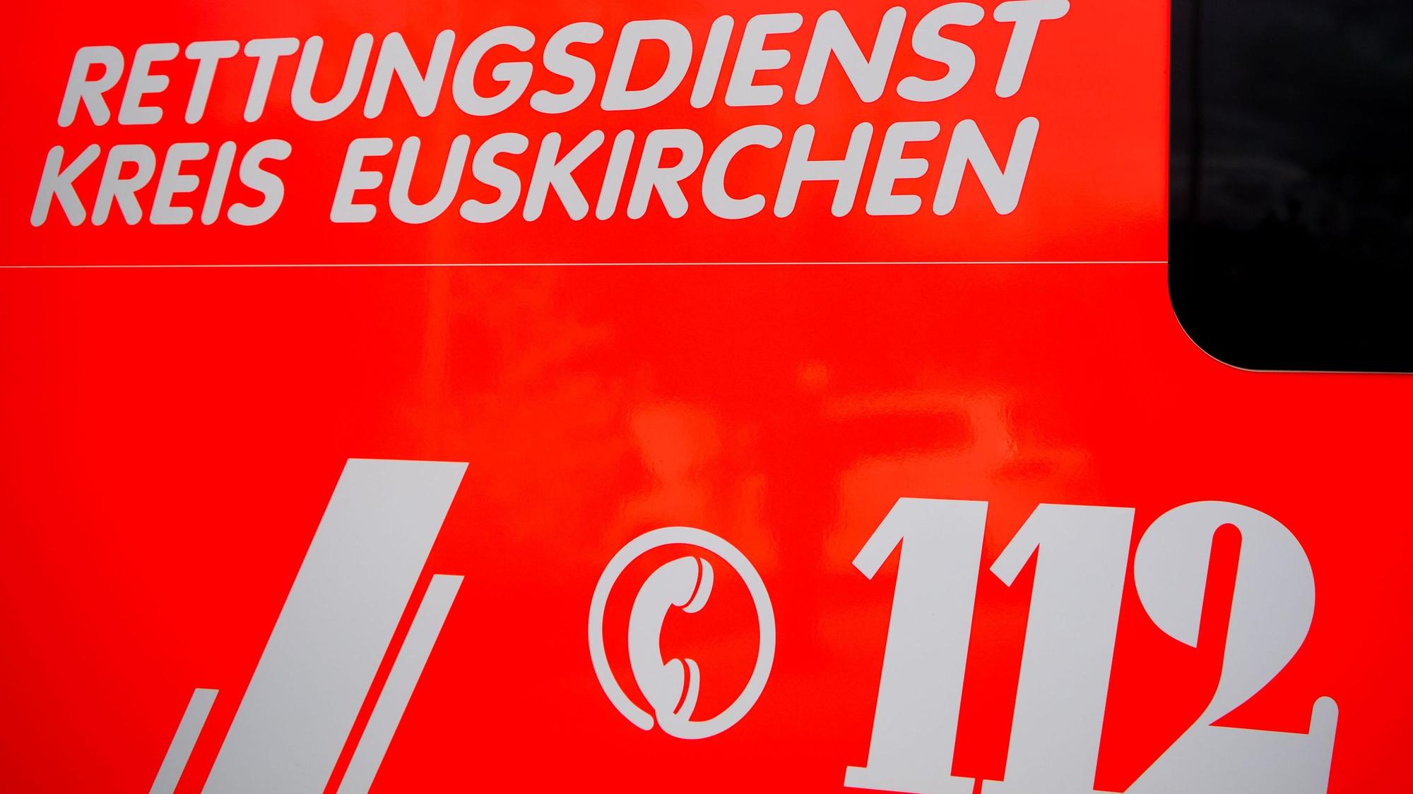 Das Bild zeigt ein Fahrzeug mit der Aufschrift „Rettungsdienst Kreis Euskirchen“.
