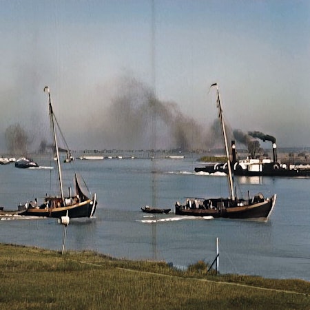 Das Bild zeigt eine historische Aufnahme von Schiffen auf dem Rhein.