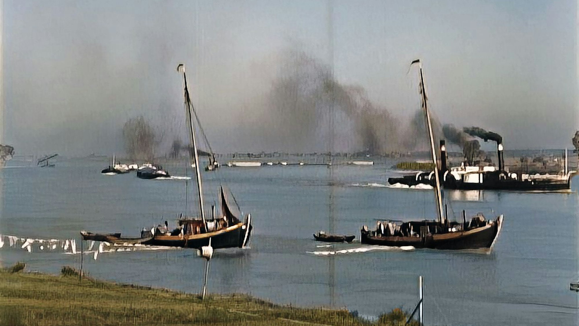 Das Bild zeigt eine historische Aufnahme von Schiffen auf dem Rhein.